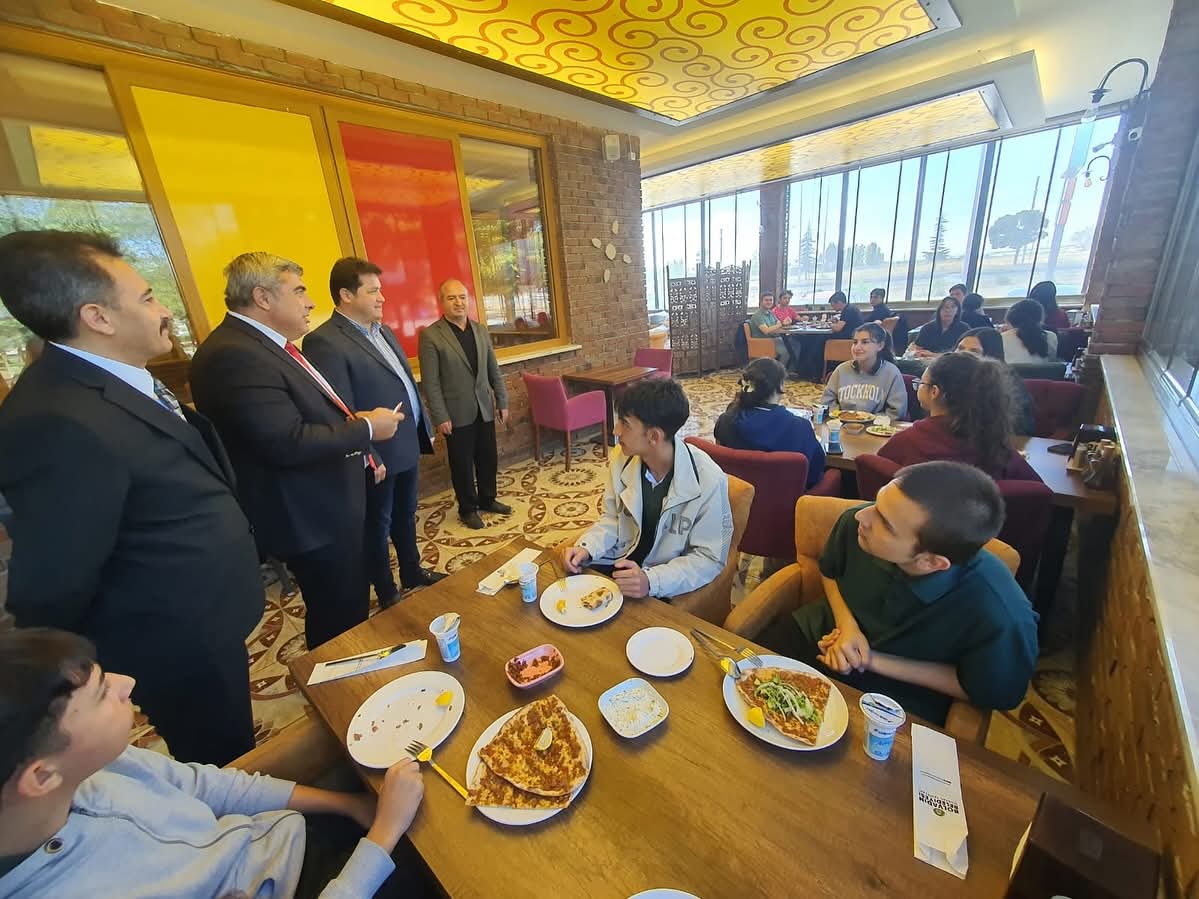 BAŞKAN DERVİŞ AYNACI’DAN ÖĞRENCİLERE YEMEK İKRAMI