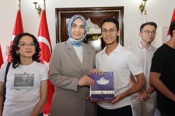 Afyonkarahisar Valisi Yiğitbaşı, Sınav Başarısı Gösteren Öğrencileri Kabul Etti