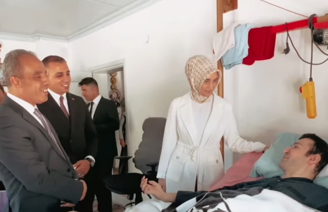 Afyonkarahisar Valisi Kübra Güran Yiğitbaşı'ndan Engelli Vatandaşa Anlamlı Ziyaret