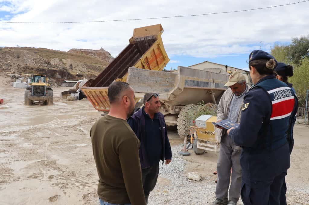İl Jandarma Komutanlığından Kadına Şiddet ve KADES Uygulaması Bilgilendirmesi