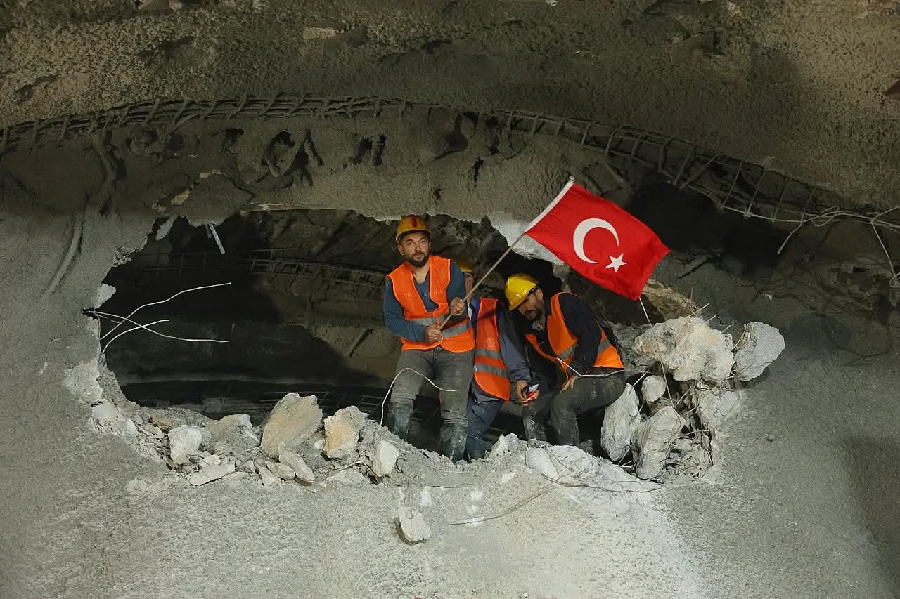 Ankara İzmir Hızlı Tren Projesinde Önemli Gelişme Köroğlu Tüneli’nde Kazı Çalışmaları Tamamlandı