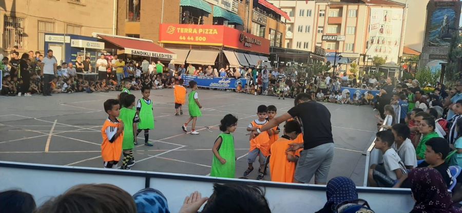 Sandıklı’da Geleneksel Sokak Futbol Turnuvası başladı