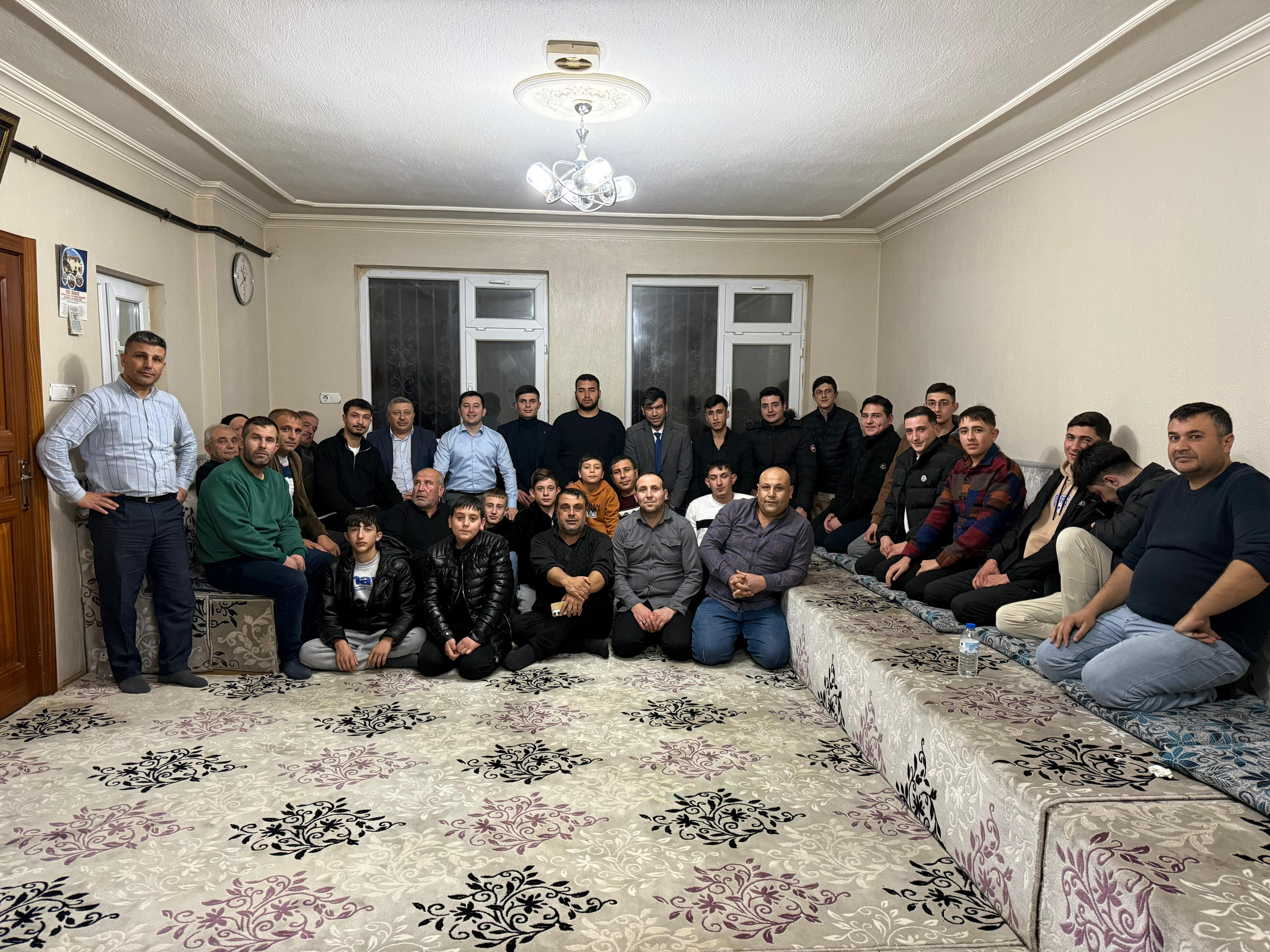 AK GENÇLİK “HER MAHALLESİYLE, HER HİKÂYESİYLE, HER GENCİYLE” MOTTOSUYLA SAHADA