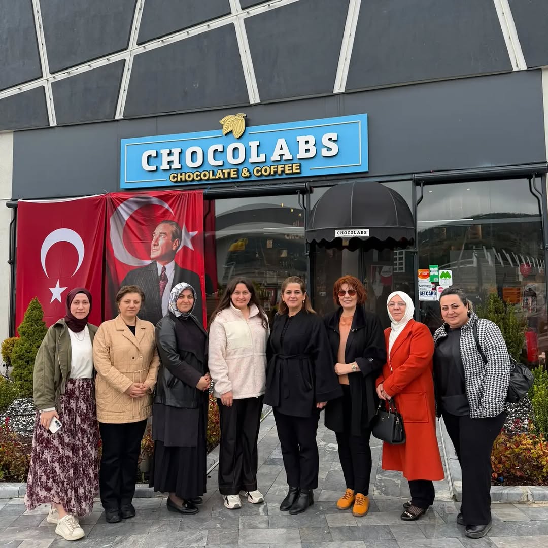 AK Parti Afyonkarahisar İl Kadın Kolları Esnaf Ziyaretinde Bulundu