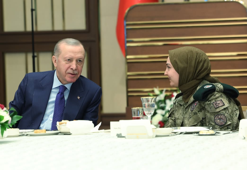 Cumhurbaşkanı Erdoğan'ın Güvenlik Teşkilatlarıyla İftar Paylaşımı