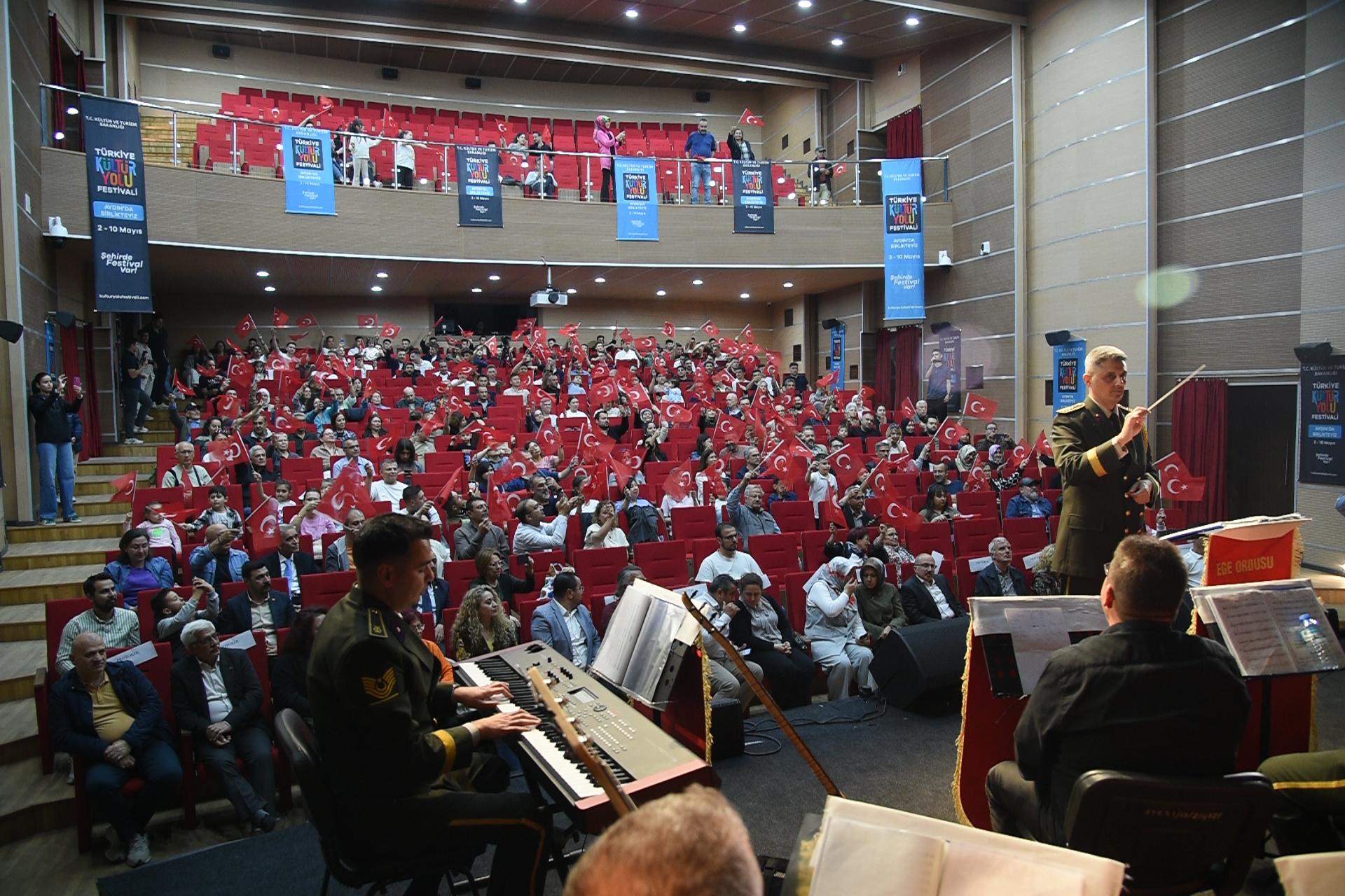 Ege Ordu Bandosu, Kültür Yolu Festivali'nde konser verdi