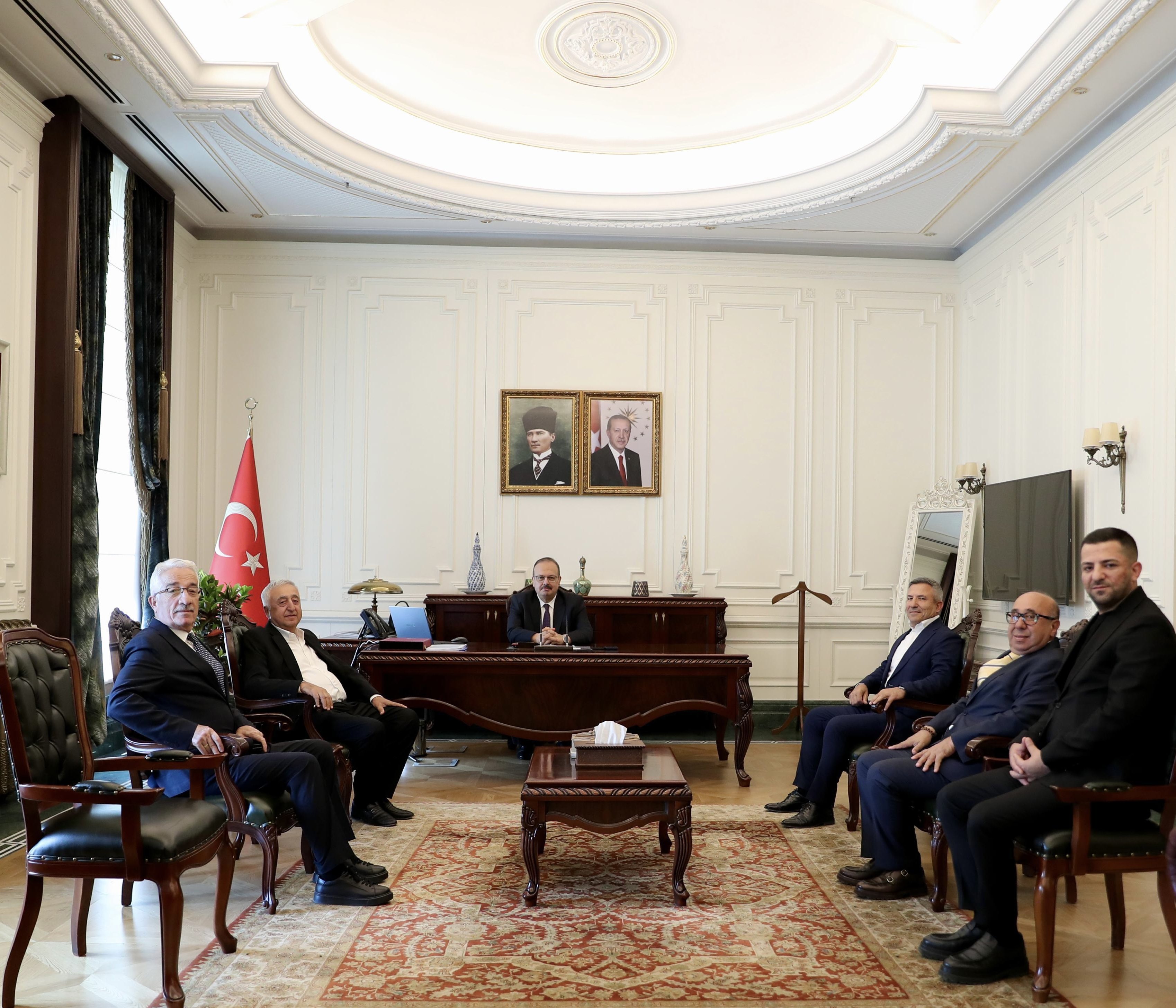 İş insanları valiye tebrik ziyaretinde bulundu