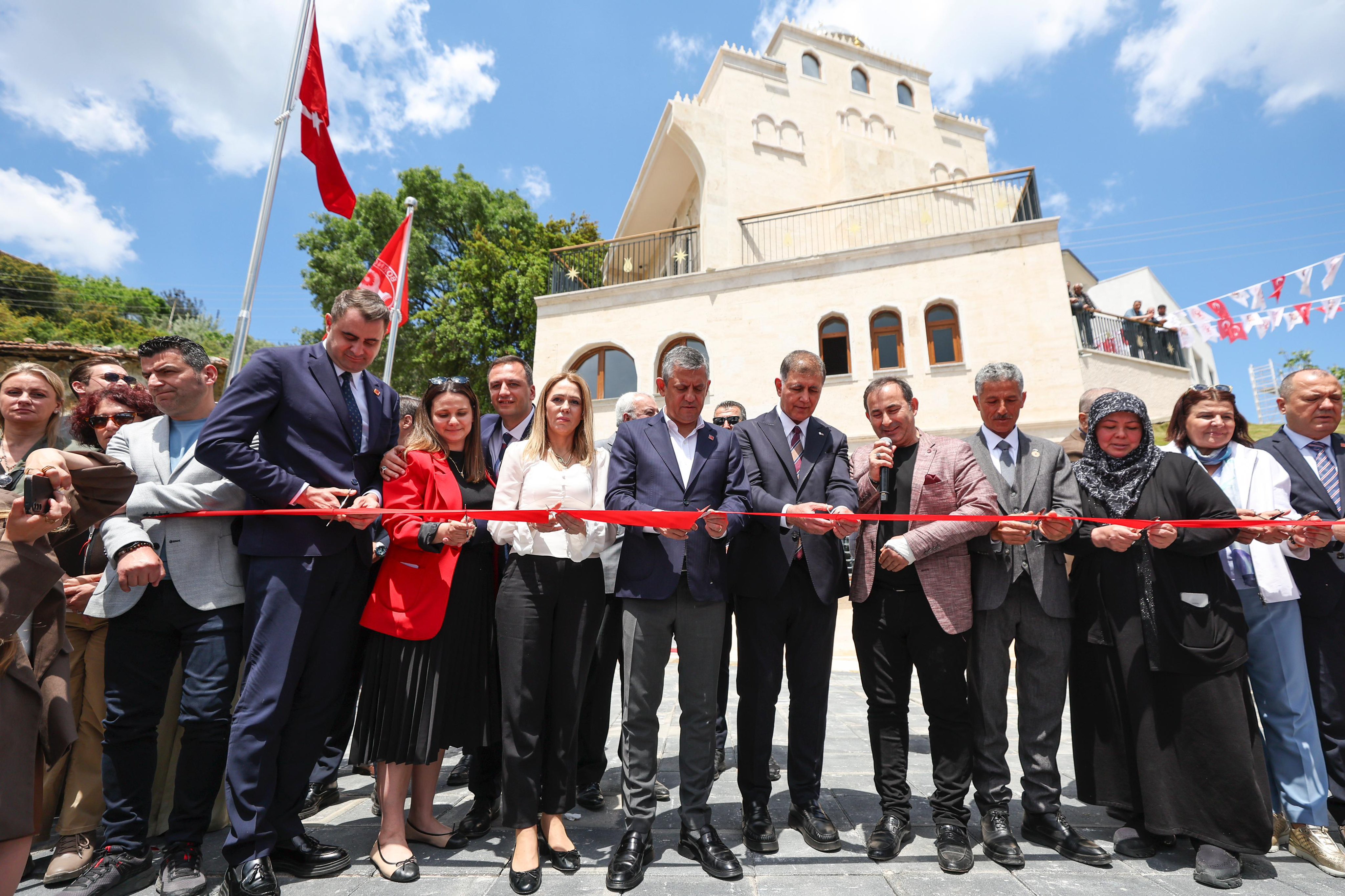 İzmir'de Yeni Hizmetler Açıldı