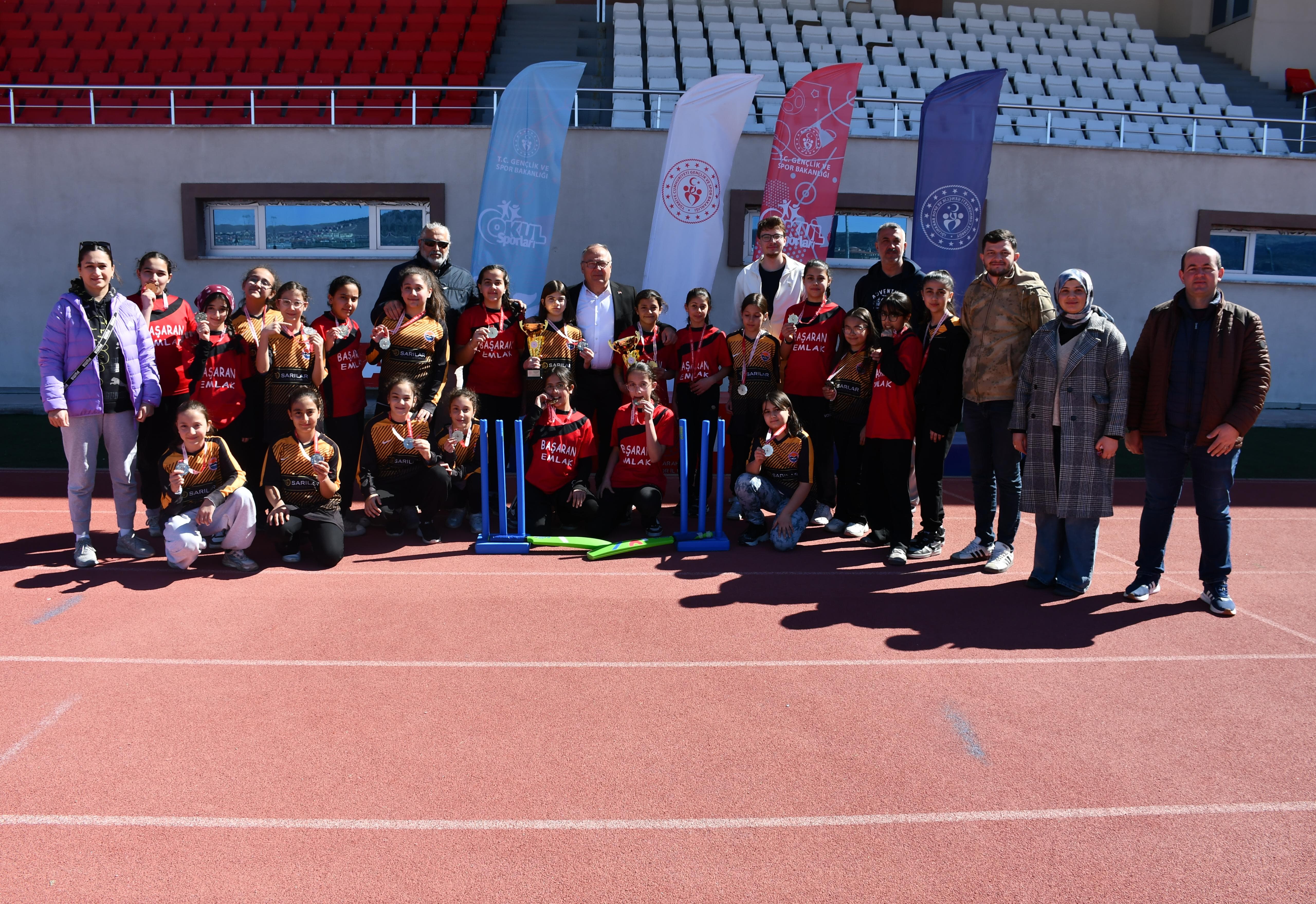 Küçük Kızlar Kriket Müsabakaları Tamamlandı