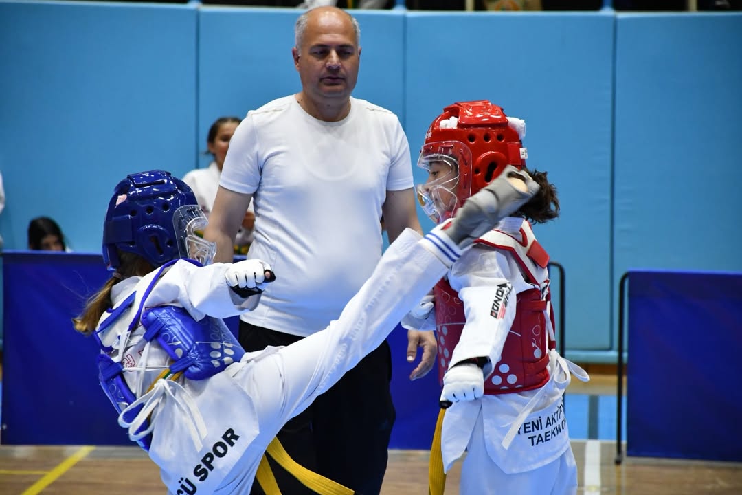 Okul Sporları Taekwondo Müsabakaları Kocatepe Spor Kompleksi'nde Gerçekleştirildi