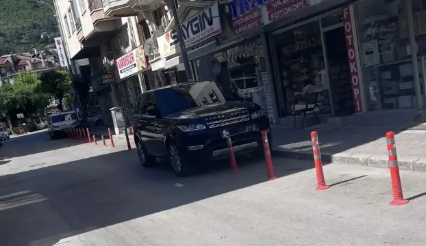 Afyonkarahisar'da Dubaların Üzerine Araç Park Edildi