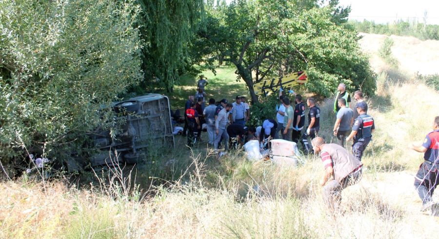 Çay’da korkunç kaza 7 ölü 14 yaralı