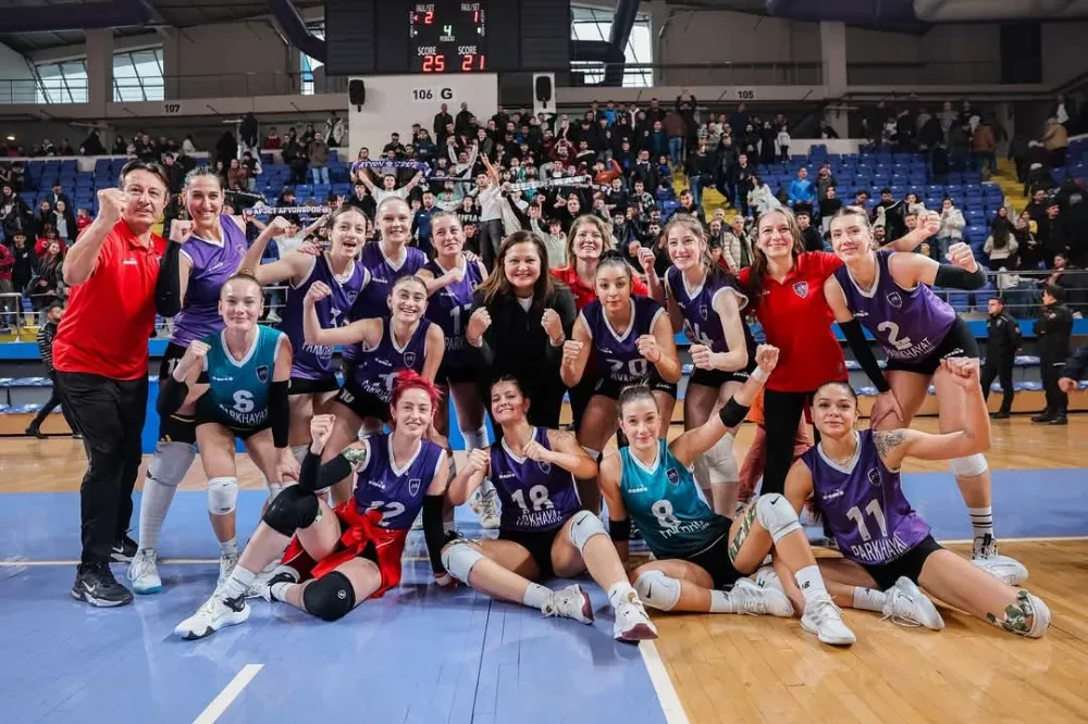 Afyon Belediye Yüntaş Voleybol Takımı, İzmit Spor’u Mağlup Ederek Liderlik Koltuğuna Oturdu