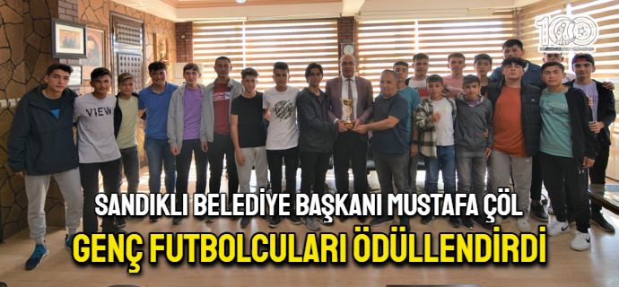 Başkan Çöl, genç futbolcuları ödüllendirdi